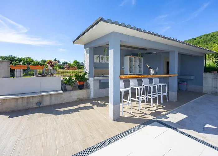 Stunning Home In Sinj