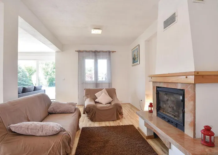Two-Bedroom Holiday Home In Sinj